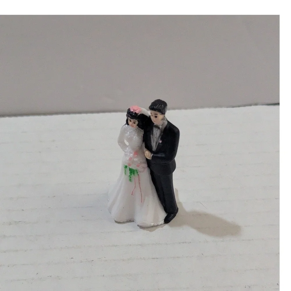 Bride and Groom Wedding Cake Topper Figures 2